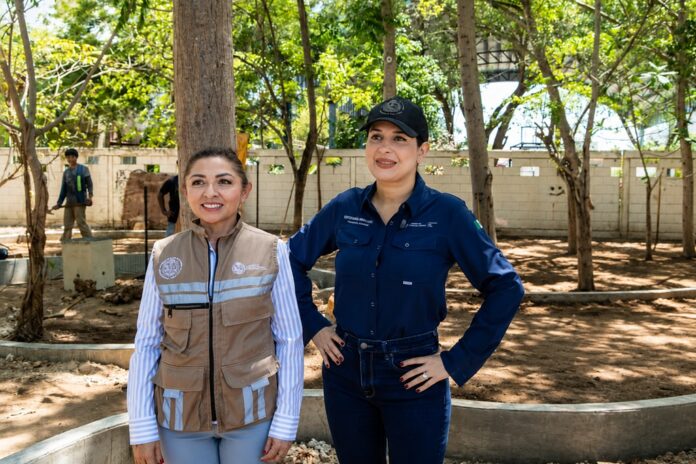 Estefanía Mercado recorre las instalaciones en remodelación de la Casa de Asistencia Temporal de Playa del Carmen.