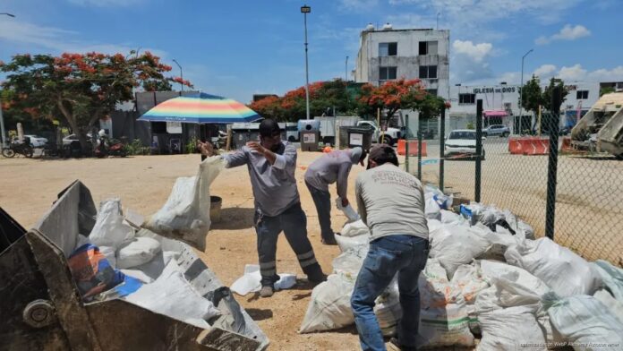 Trabajadores recolectan cacharros