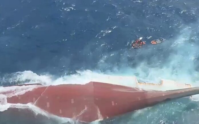 Ferry volcado en Indonesia