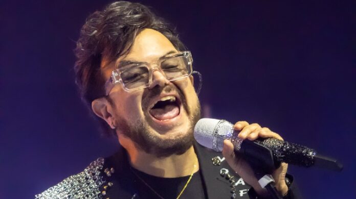Aleks Syntek durante concierto