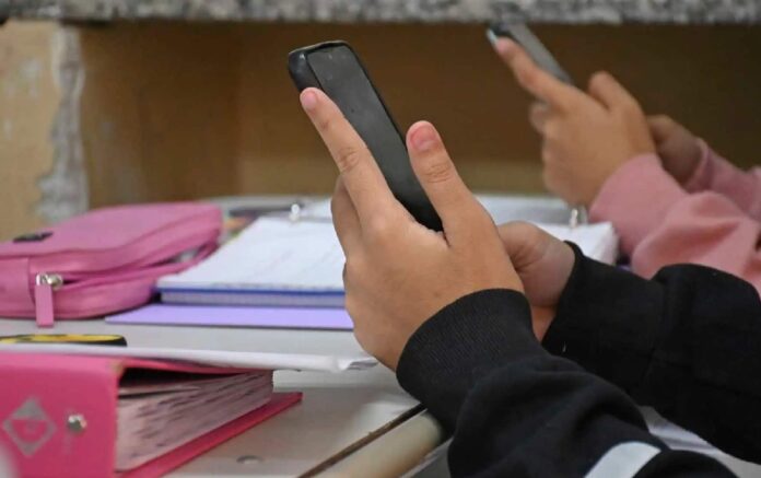 Prohíben móvil clases