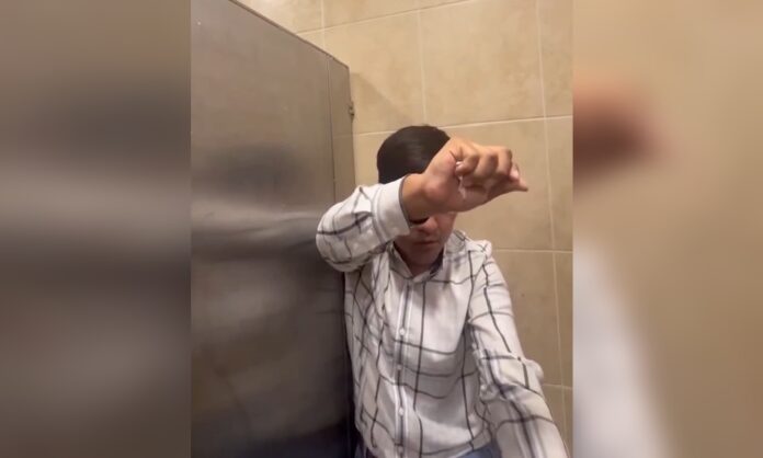 Hombre baño mujeres Cancún