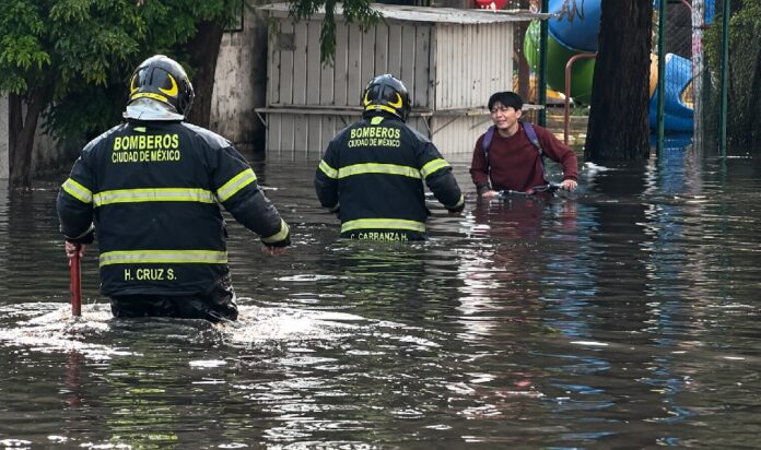Bomberos en inundación Tláhuac