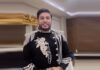 Richard Millán da el Grito con traje estilo emperador mientras debe aclarar casi 14 mdp Grito de Richard Millán