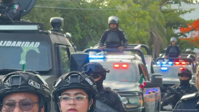 Policías vigilan Playa del Carmen