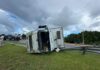 Camión refrigerado vuelca en la carretera federal 307 entre Akumal y Puerto Aventuras Camión volcado en carretera