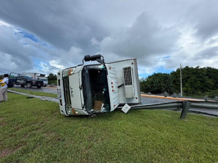 Camión volcado en carretera