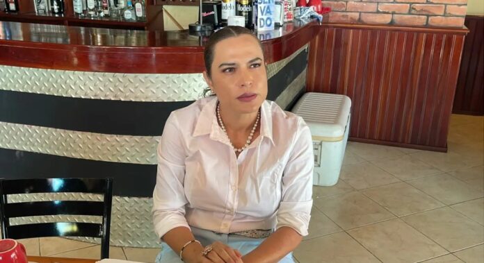 renuncia Layla Flores