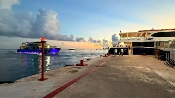 Ferries chocan en Cozumel