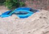 Corriente arrastra vehículo hacia un arroyo en Puerto Vallarta y vecinos salvan a madre e hija Vehículo arrastrado por corriente
