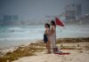 Restringen acceso al mar en ocho playas de Cancún por fuerte oleaje y marejada Bandera roja Cancún