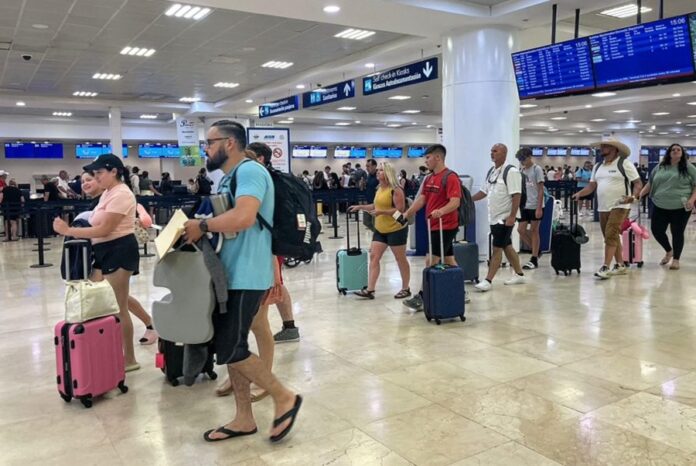 Turistas en aeropuerto