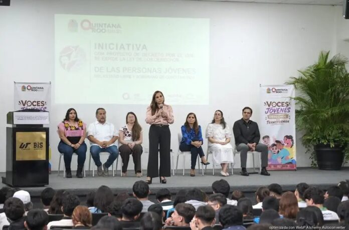 Mara Lezama con jóvenes